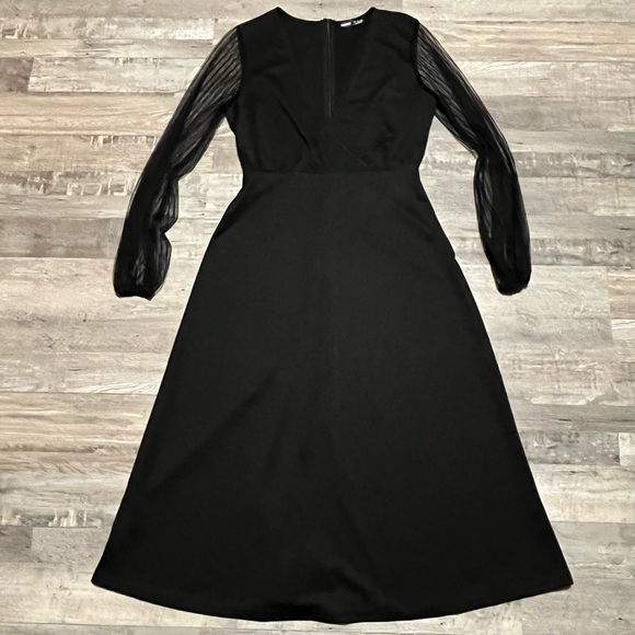 Sheer long sleeve v neck black dress - Picture 2 of 4
